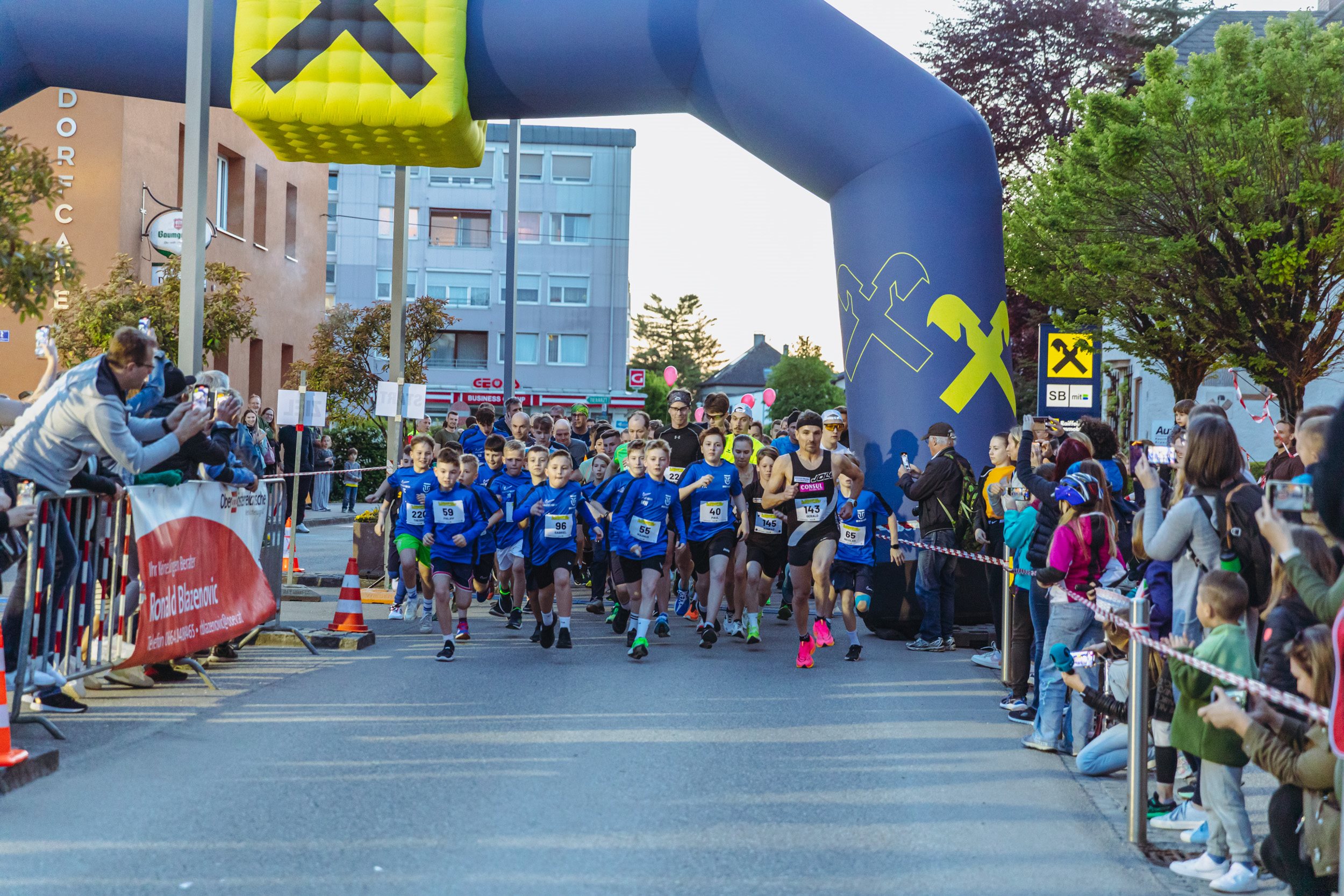 Starterfeld beim zweiten Thalheimer Nachtlauf 2024